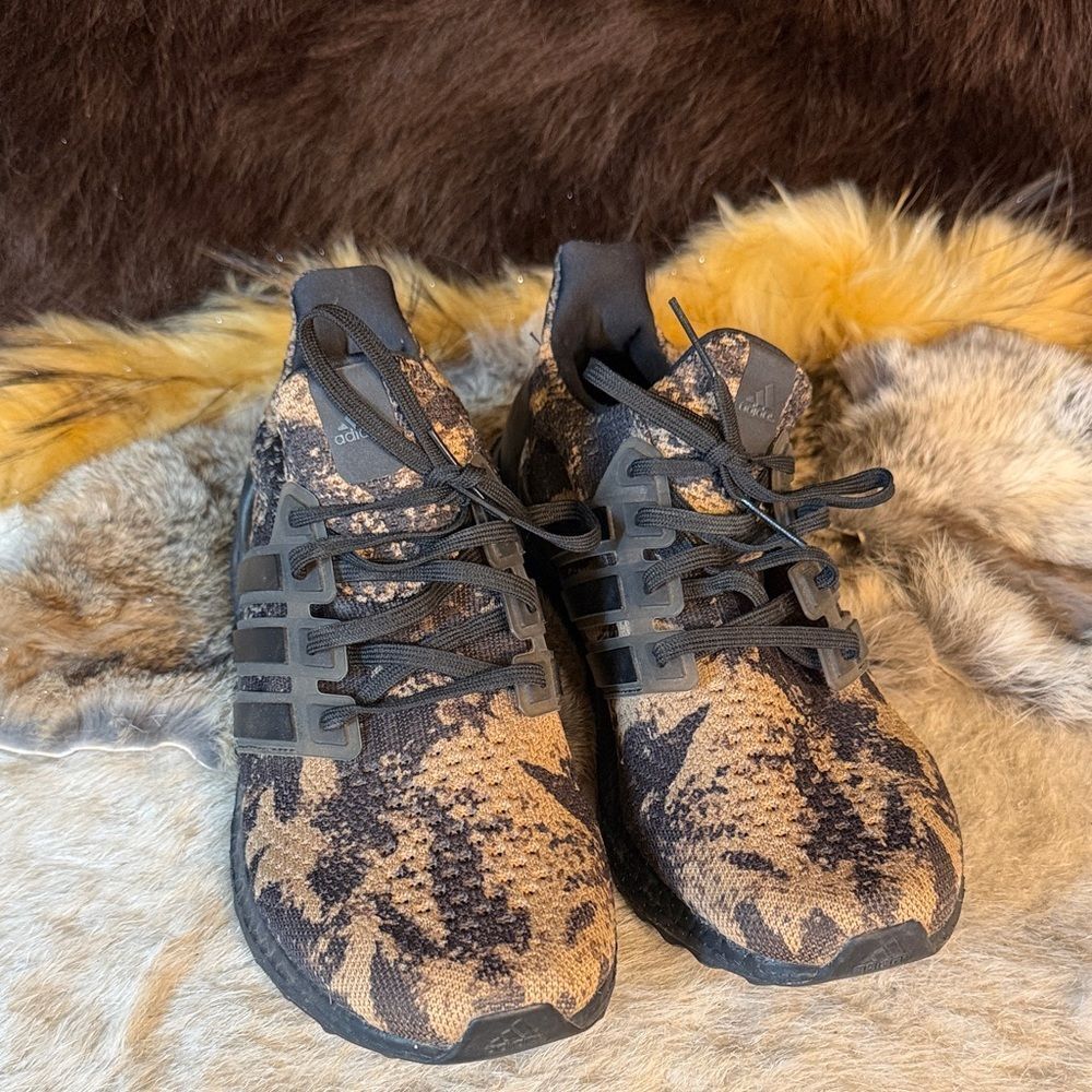 Adidas Black and Tan Patterned Sneakers 8 (3150 Irina)
